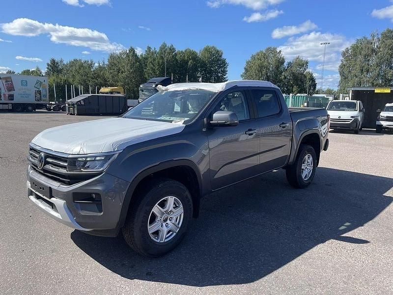 Mörkgrå (dark grey metallic) Ny 2025 VW Amarok Life Pickup | 632 375 kr (Lite dyr) - Bild 1/4