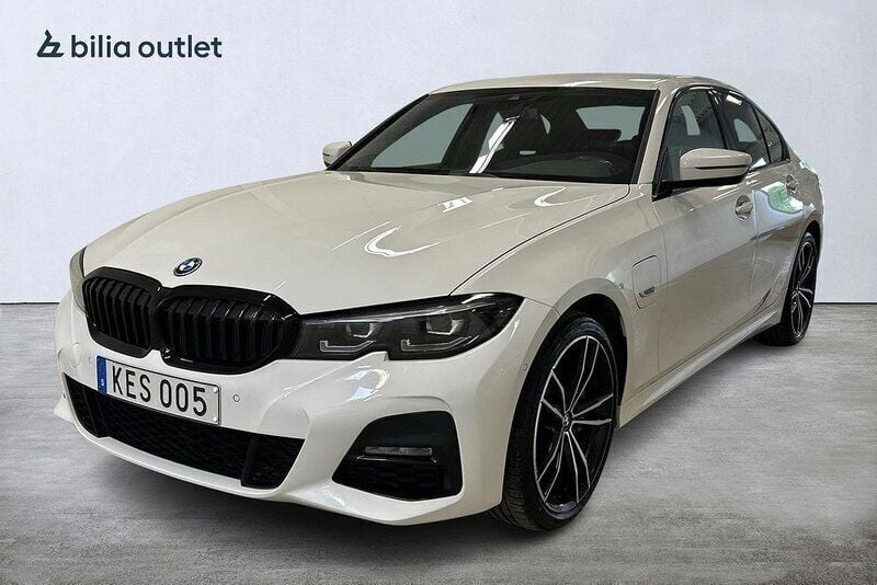 Vit Begagnad 2022 BMW 330e M Sport Sedan | 339 000 kr (Bra pris) - Bild 1/4