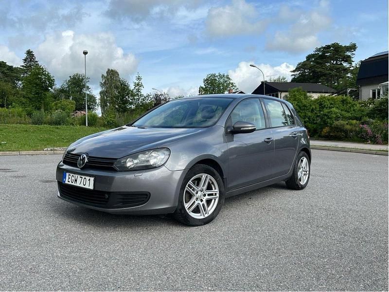 Grå Begagnad 2010 VW Golf VI Halvkombi | 55 000 kr (Marknadspris) - Bild 1/4