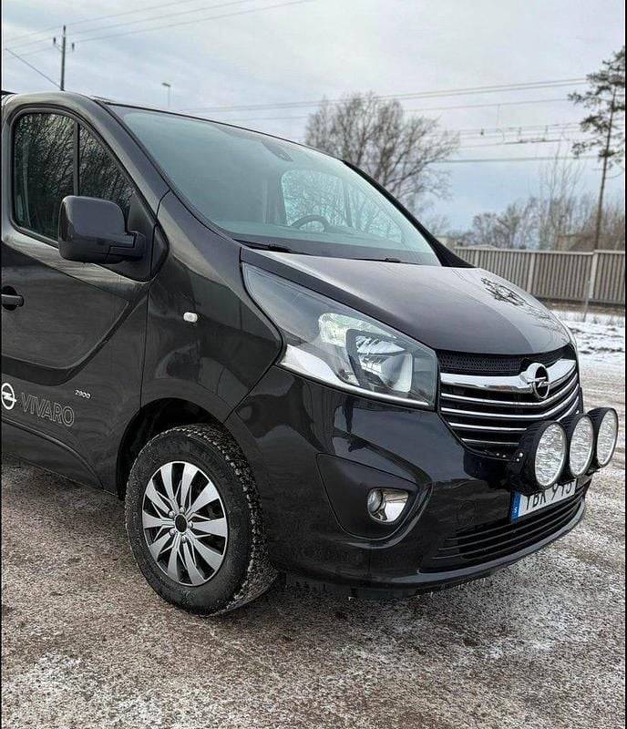 Begagnad Opel Vivaro 120 HK (88 kW) 2016 Svart Minibuss