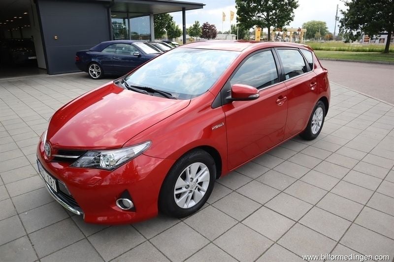 Röd samma som bilen Begagnad 2013 Toyota Auris Halvkombi | 79 900 kr - Bild 1/4