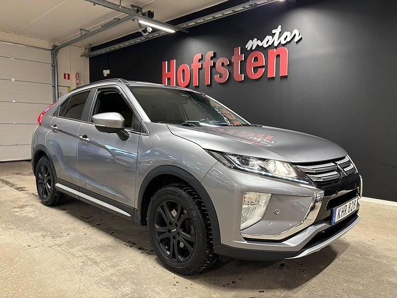 Grå Begagnad 2018 Mitsubishi Eclipse Comfort Edition Kombi | 169 900 kr (Marknadspris) - Bild 1/4