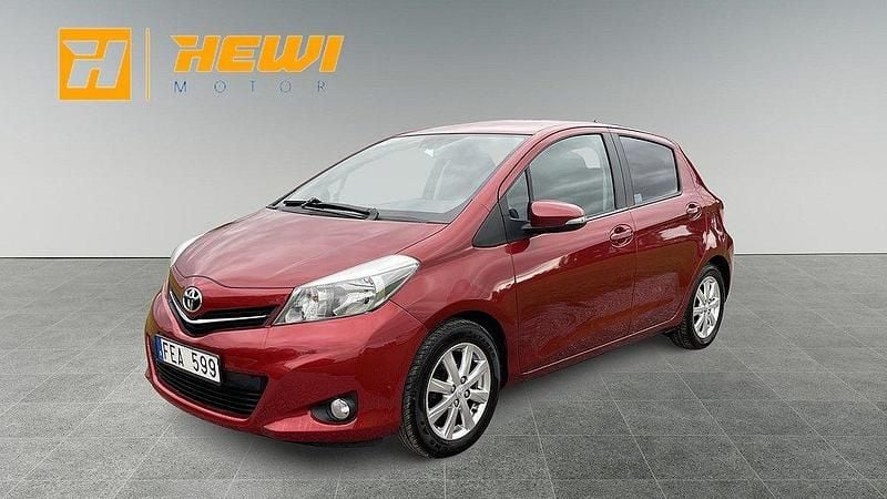 Röd Begagnad 2013 Toyota Yaris Active Halvkombi | 74 900 kr (Marknadspris) - Bild 1/4