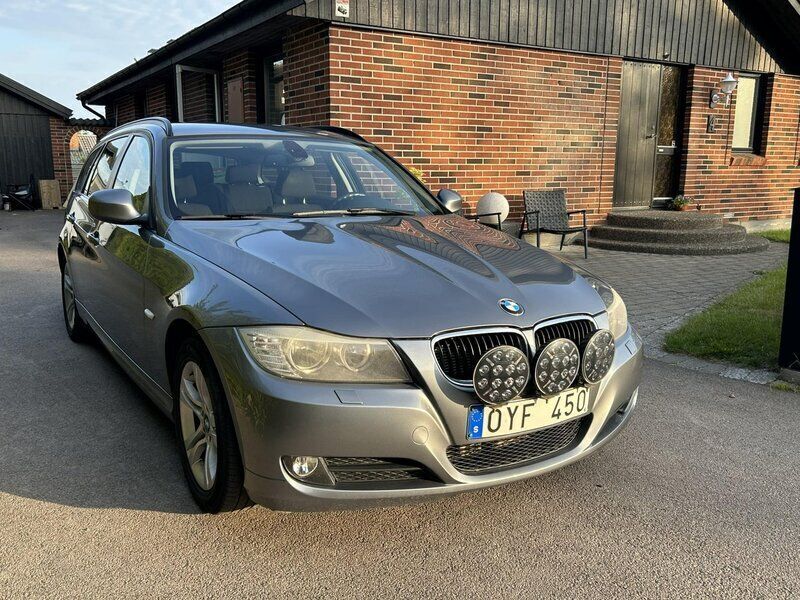 Grå Begagnad 2012 BMW 318 Comfort Edition Kombi | 75 900 kr (Bra pris) - Bild 1/4