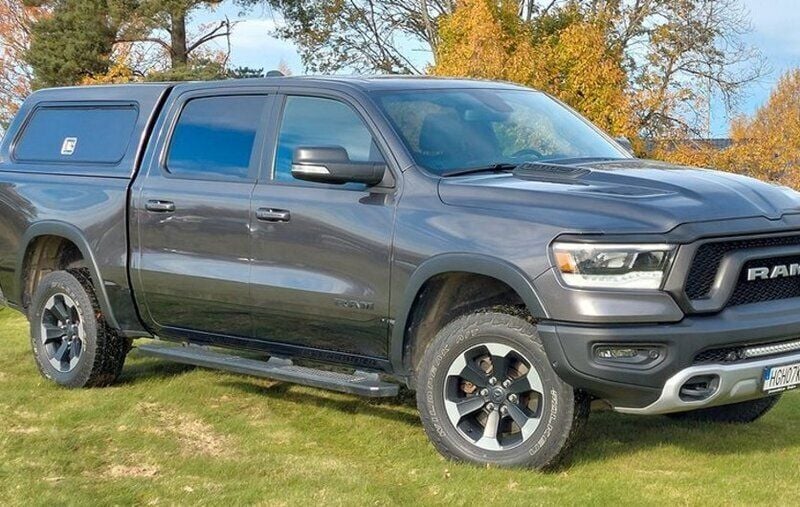 Grå Begagnad 2019 RAM 1500 Pickup | 649 900 kr - Bild 1/4