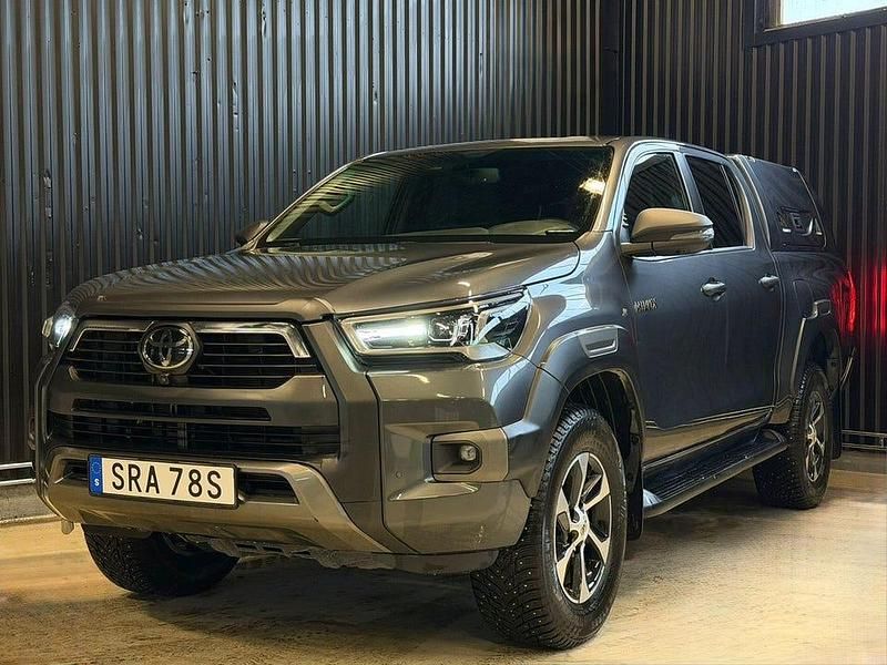 Grå Begagnad 2024 Toyota HiLux Pickup | 699 900 kr (Dyr) - Bild 1/4