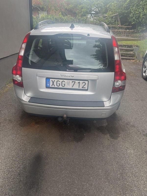 Grå Begagnad 2006 Volvo V50 Kombi | 14 000 kr (Superpris) - Bild 1/3