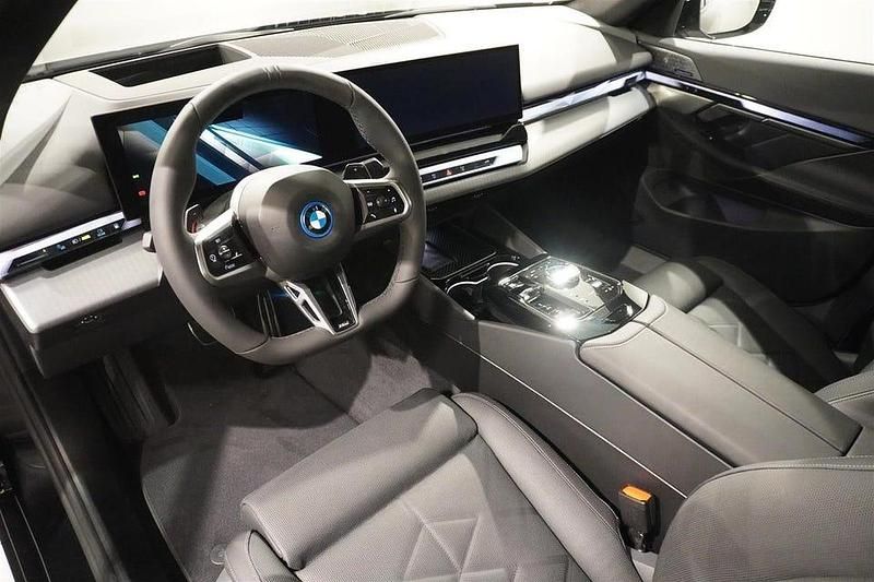 Begagnad BMW 550 Efficient Dynamics 313 HK (230 kW) 2025 Safirsvart metallic Sedan