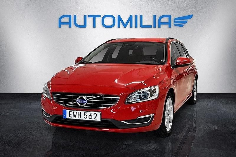 Röd Begagnad 2016 Volvo V60 Momentum Kombi | 129 900 kr (Marknadspris) - Bild 1/4