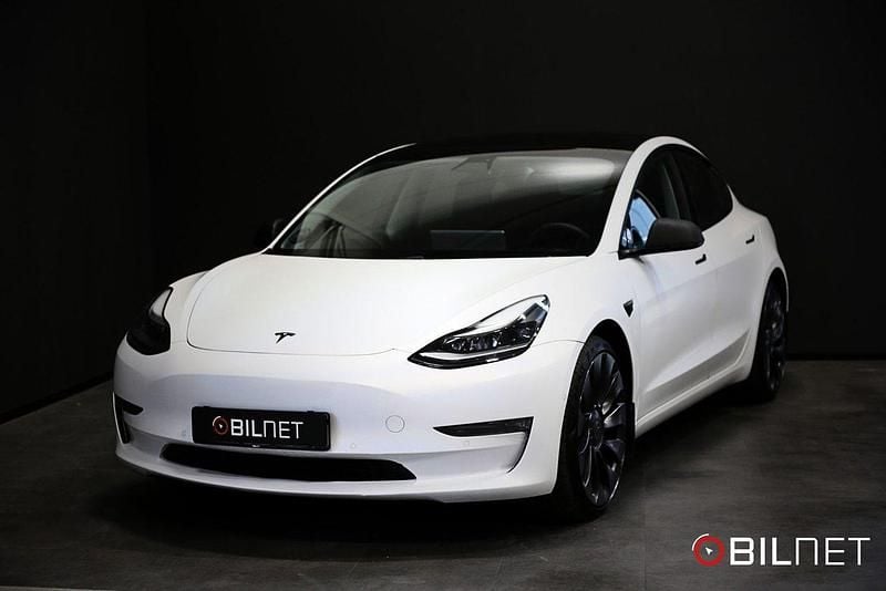 Vit Begagnad 2021 Tesla Model 3 Performance Sedan | 349 900 kr (Lite dyr) - Bild 1/4