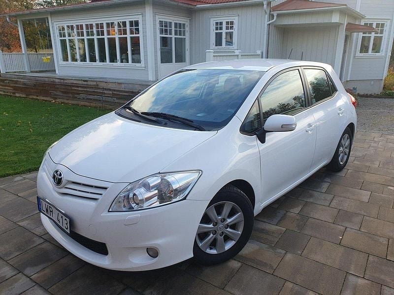 Vit Begagnad 2011 Toyota Auris Plus Halvkombi | 46 000 kr (Marknadspris) - Bild 1/4