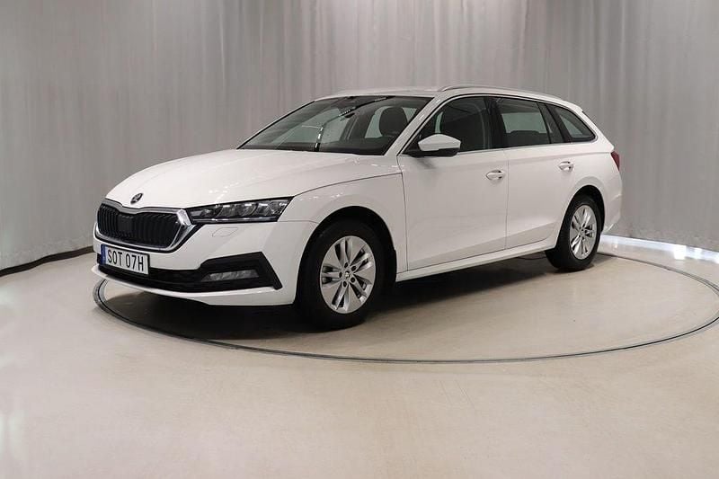 Vit (candy white) Begagnad 2023 Skoda Octavia Kombi | 265 900 kr (Marknadspris) - Bild 1/4