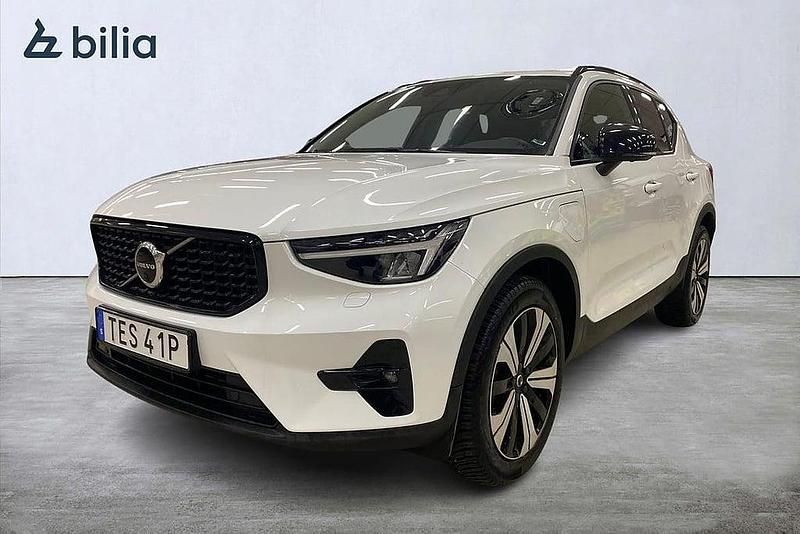 Vit Begagnad 2022 Volvo XC40 Plus SUV | 419 900 kr (Marknadspris) - Bild 1/3