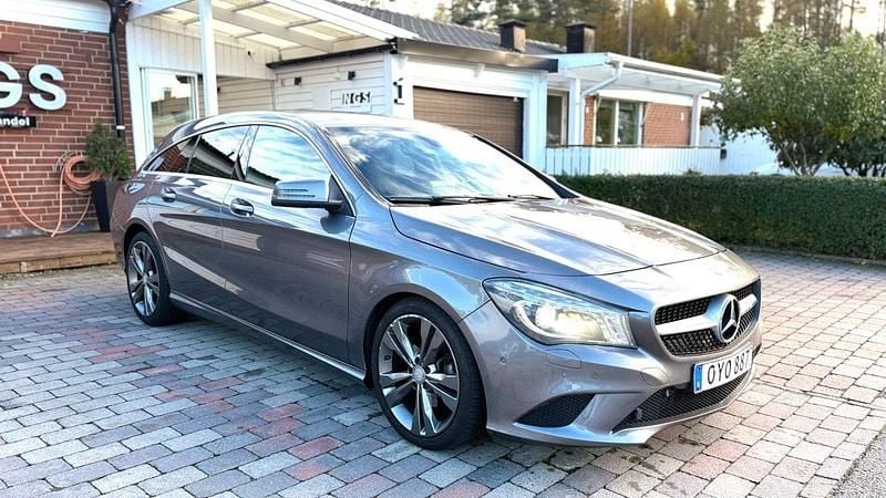 Mörkgrå (grå) Begagnad 2016 Mercedes CLA220 Shooting Brake Kombi | 159 900 kr (Marknadspris) - Bild 1/4