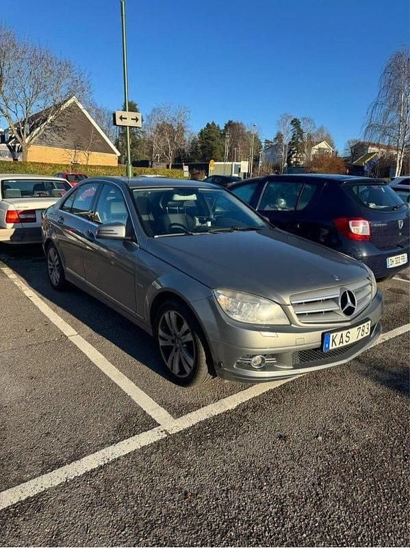 Grå Begagnad 2010 Mercedes C180 Sedan | 70 000 kr (Bra pris) - Bild 1/4
