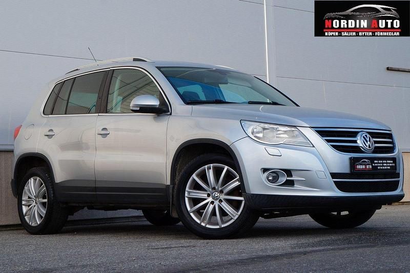 Silver Begagnad 2009 VW Tiguan Sportline SUV | 49 900 kr (Marknadspris) - Bild 1/4