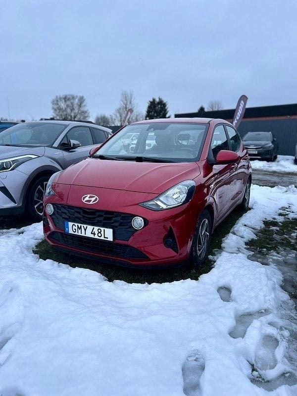 Röd Begagnad 2020 Hyundai i10 Essential Halvkombi | 119 800 kr (Marknadspris) - Bild 1/1