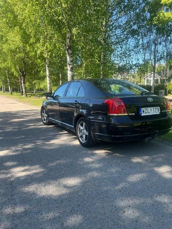 Svart Begagnad 2005 Toyota Avensis Halvkombi | 36 000 kr (Bra pris) - Bild 1/4