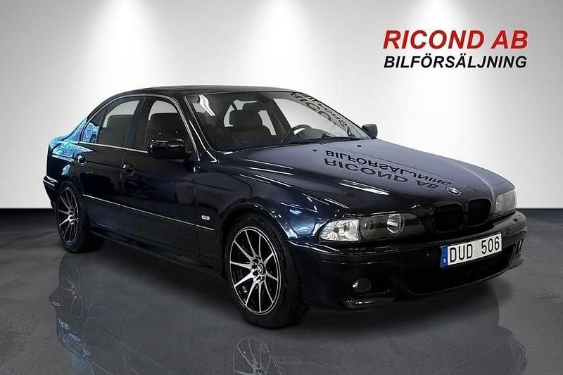 Mörkblå Begagnad 1999 BMW 540 Sedan | 114 900 kr - Bild 1/4