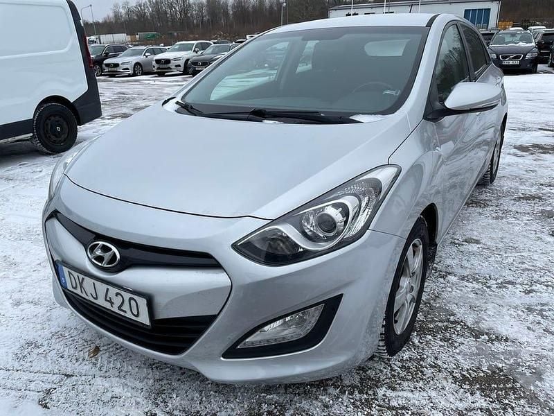 Begagnad Hyundai i30 Comfort 135 HK (99 kW) 2014 Silver metallic