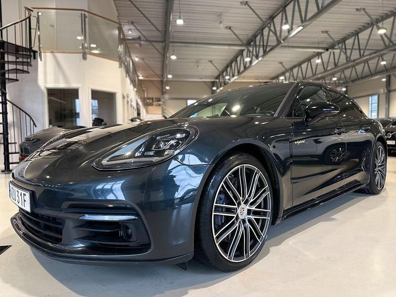 Mörkgrå Begagnad 2020 Porsche Panamera 4 Sport Turismo Sedan | 659 900 kr (Marknadspris) - Bild 1/4