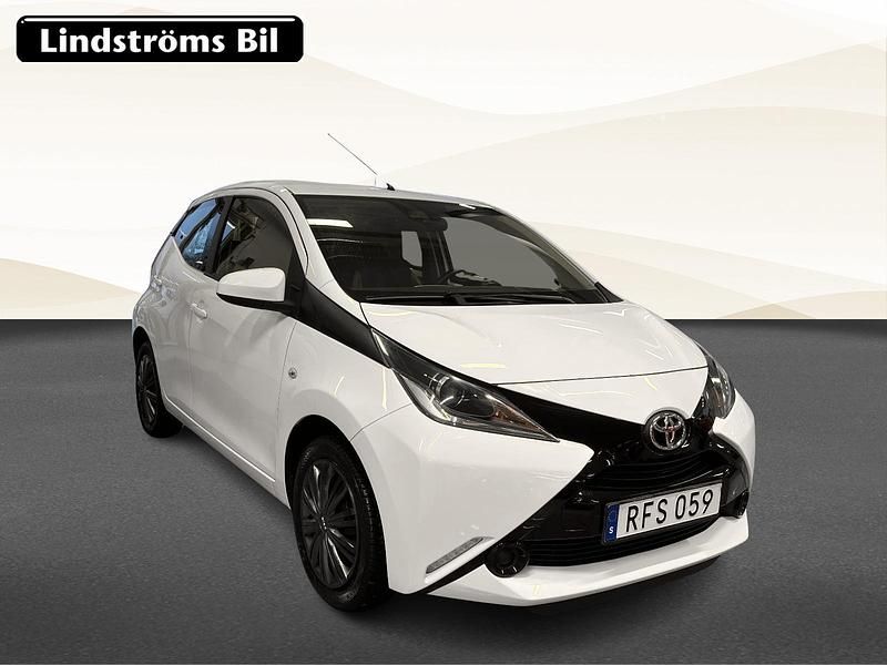 Begagnad Toyota Aygo X-play 69 HK (50 kW) 2017 Vit Halvkombi