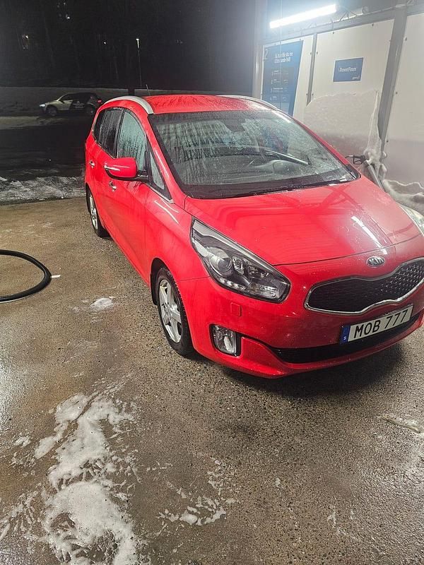Begagnad Kia Carens 115 HK (84 kW) 2015 Röd Minibuss
