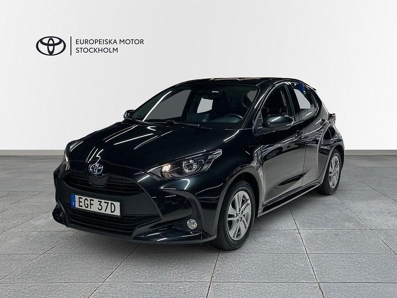Svart (svartmetallic) Begagnad 2022 Toyota Yaris Hybrid Active Halvkombi | 207 900 kr (Marknadspris) - Bild 1/4