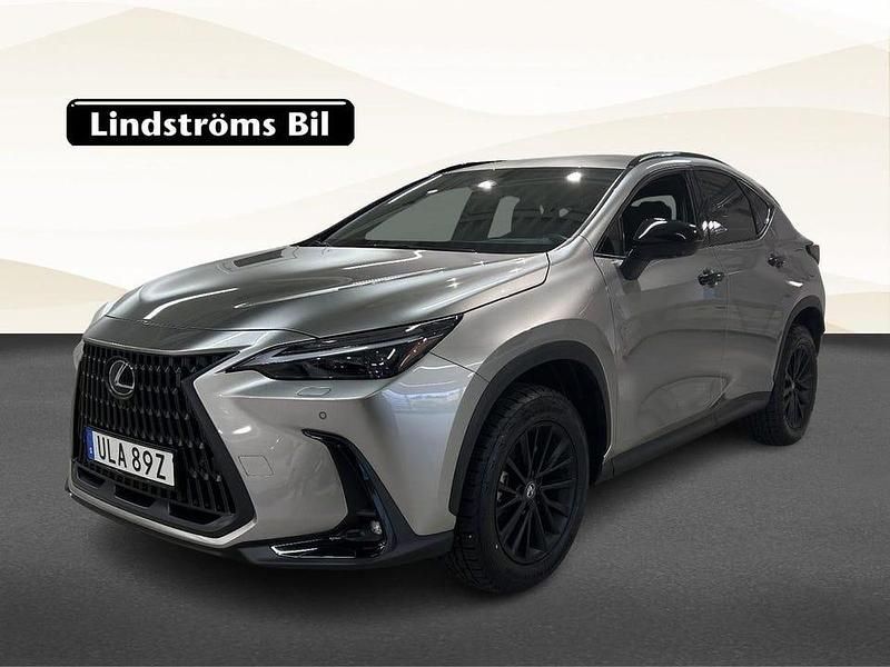 Ljusgrå Begagnad 2024 Lexus NX450h+ SUV | 619 000 kr (Marknadspris) - Bild 1/3