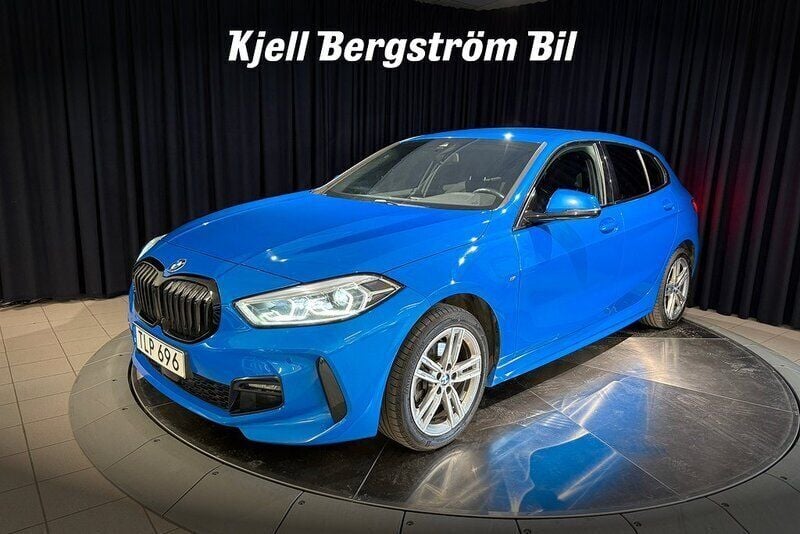 Blå metallic Begagnad 2022 BMW 118 Shadowline Halvkombi | 274 900 kr (Lite dyr) - Bild 1/4