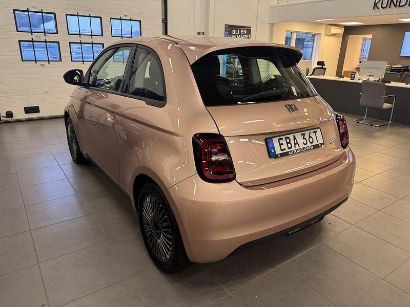 Begagnad Fiat 500e 86 kW (118 HK) 2022 Röd Halvkombi