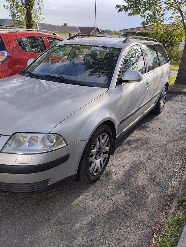 Silver Begagnad 2005 VW Passat Trendline Kombi | 9 999 kr (Bra pris) - Bild 1/4