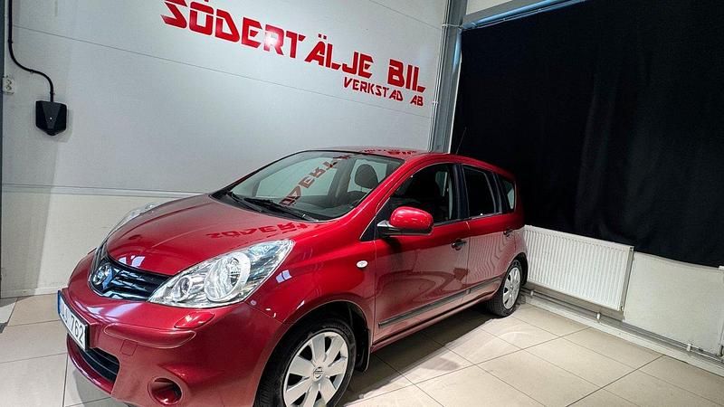 Röd Begagnad 2012 Nissan Note Minibuss | 49 899 kr (Marknadspris) - Bild 1/4