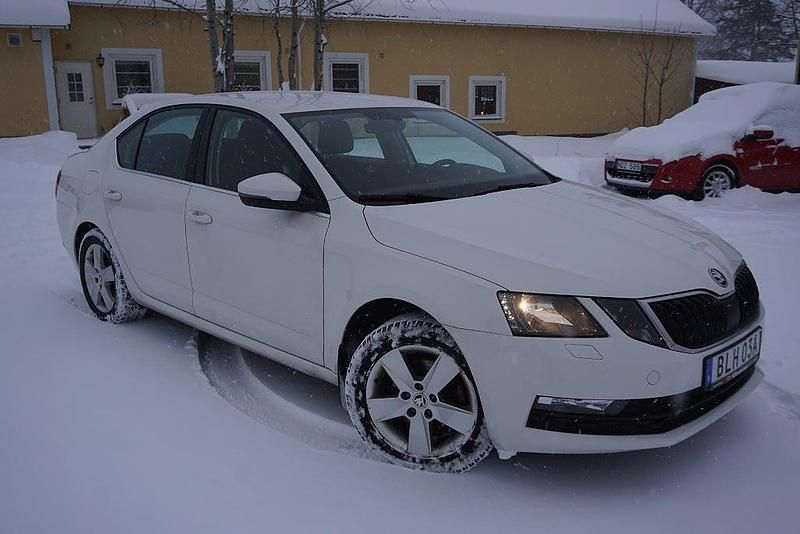 Begagnad Skoda Octavia Ambition 116 HK (85 kW) 2019 Vit Halvkombi