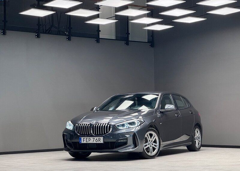 Grå Begagnad 2021 BMW 118 M Sport Halvkombi | 269 900 kr (Lite dyr) - Bild 1/2