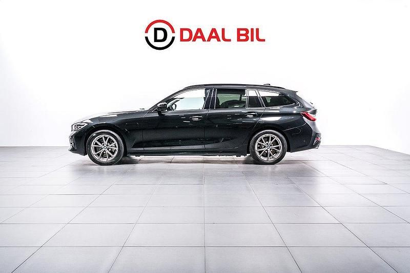 Svart Begagnad 2021 BMW 330e Sport Line Kombi | 249 700 kr (Superpris) - Bild 1/4