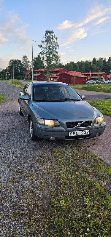 Grön Begagnad 2001 Volvo S60 Sedan | 17 000 kr (Lite dyr) - Bild 1/4
