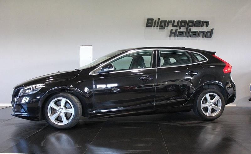 Svart Begagnad 2016 Volvo V40 Momentum Kombi | 174 900 kr (Marknadspris) - Bild 1/4