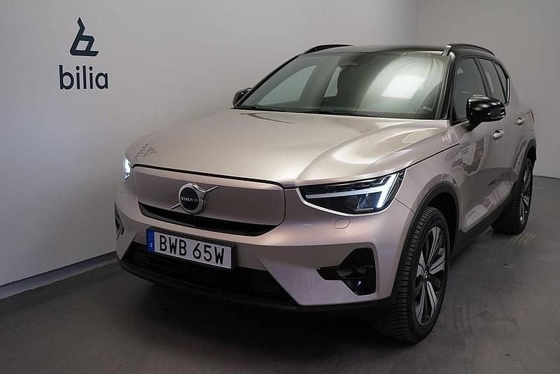 Ljusgrå Begagnad 2022 Volvo XC40 Plus SUV | 329 500 kr (Bra pris) - Bild 1/3