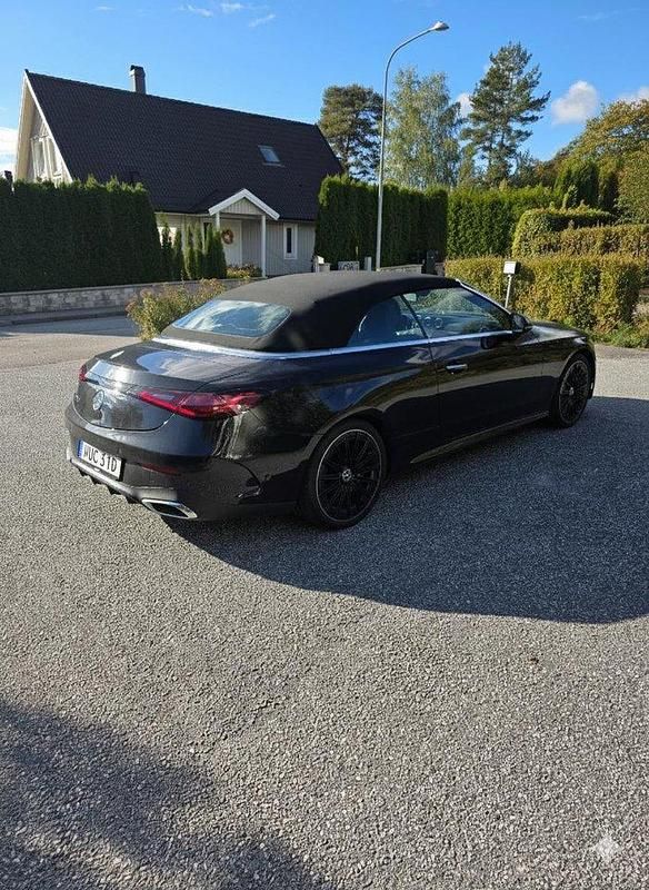 Svart Begagnad 2024 Mercedes CLE200 AMG line Cab | 700 000 kr (Marknadspris) - Bild 1/4