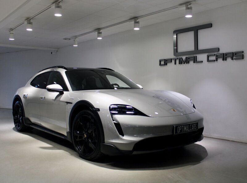 Ljusgrå Begagnad 2021 Porsche Taycan Cross Turismo Sedan | 799 900 kr (Dyr) - Bild 1/4