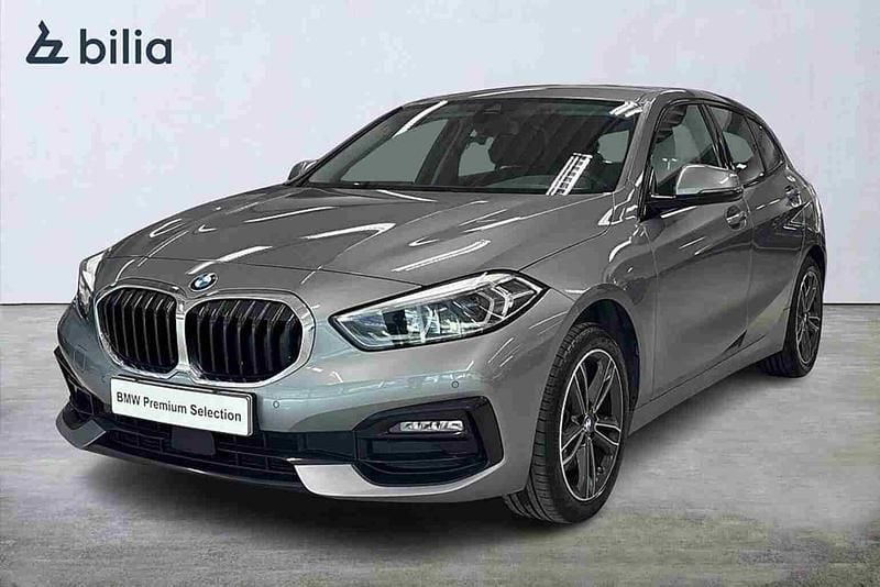 Grå Begagnad 2023 BMW 118 Halvkombi | 227 900 kr - Bild 1/1