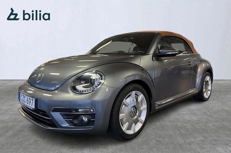 Grå Begagnad 2017 VW Beetle Design Cab | 299 000 kr - Bild 1/4