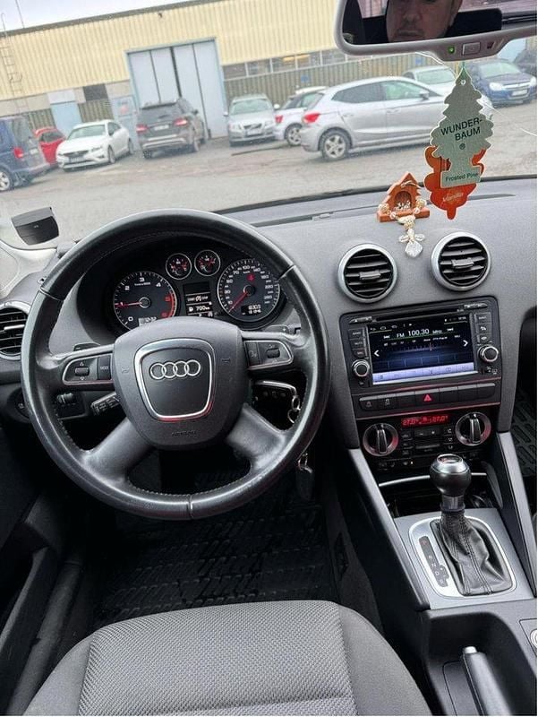 Svart Begagnad 2013 Audi A3 Sportback Attraction Halvkombi | 114 900 kr (Marknadspris) - Bild 1/4