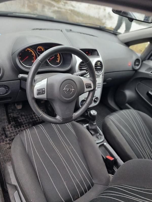 Begagnad Opel Corsa 80 HK (58 kW) 2010 Halvkombi