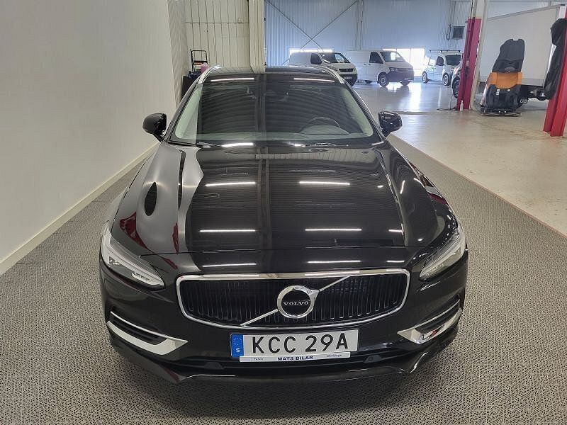 Begagnad Volvo V90 Momentum 303 HK (222 kW) 2019 Svart Kombi