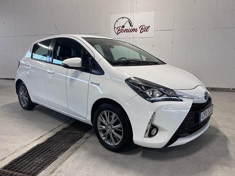Vit Begagnad 2019 Toyota Yaris Hybrid Active Halvkombi | 142 000 kr (Bra pris) - Bild 1/4