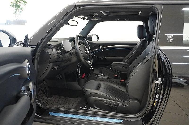 Begagnad Mini Cooper 22 kW (30 HK) 2023 Svart Halvkombi