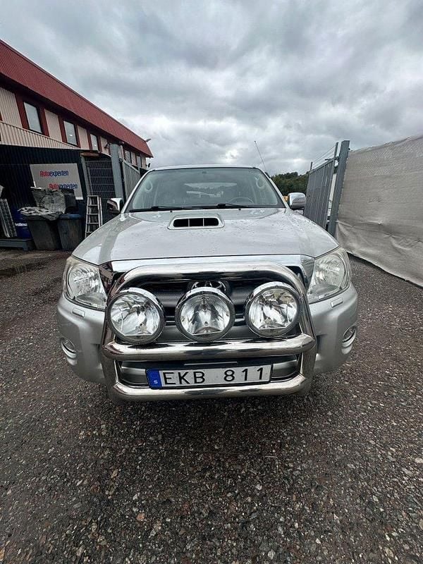 Grå Begagnad 2011 Toyota HiLux Pickup | 169 000 kr (Bra pris) - Bild 1/4