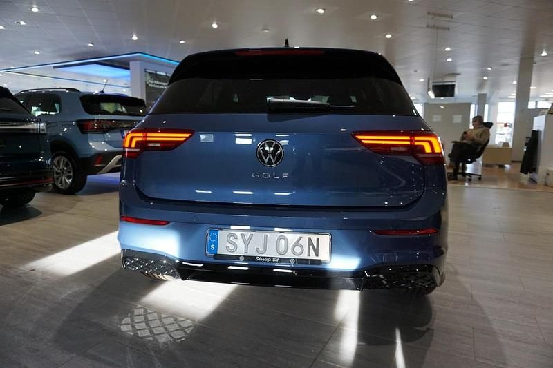 Begagnad VW Golf VIII R-line 150 HK (110 kW) 2024 Blå Kombi